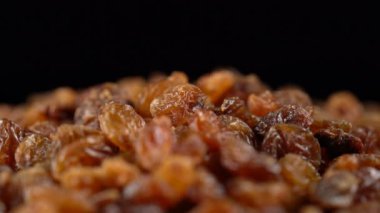 Kuru üzüm bir siyah arka plan üzerinde döner