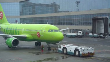 Moskova, Rusya - 04 Şubat 2017: havaalanında uçuş hazırlığı uçak S7 havayolu.