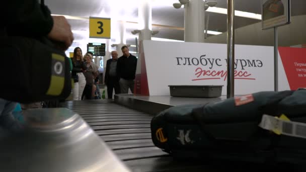 Moscú, Rusia - 23 de septiembre de 2016: maletas en una banda de equipaje — Vídeo de stock