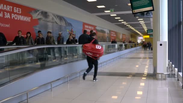 Moskva, Rusko - 23. září 2016: Walkalator v Sheremetyevo Letiště Terminál D. — Stock video