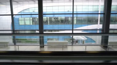 Moskova, Rusya - 23 Eylül 2016: walkalator Sheremetyevo Havaalanı içinde hareket terminal D