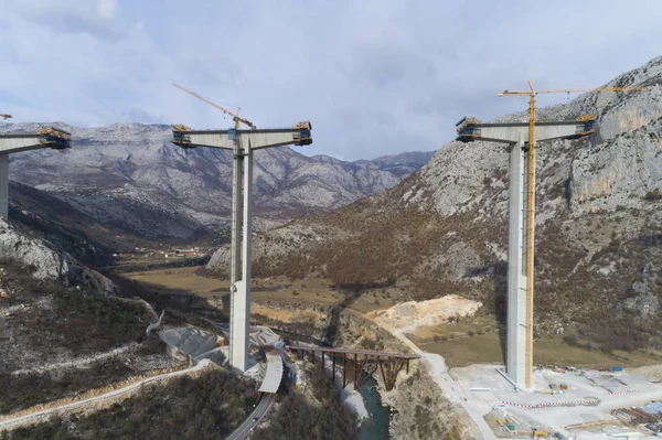 Construction d'un pont d'une nouvelle autoroute à travers le canyon de Moraca au Monténégro — Photo