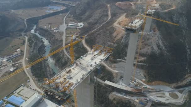 Construcción de un puente de una nueva carretera a través del cañón de Moraca en Montenegro — Vídeos de Stock