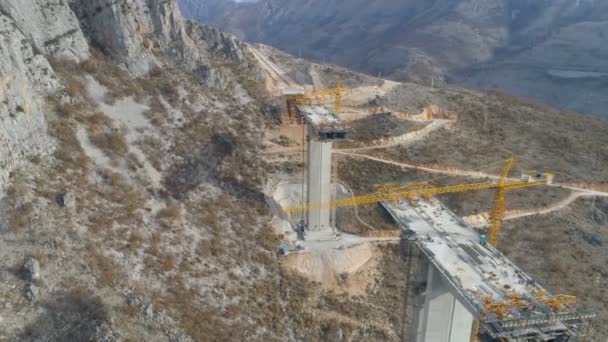 Bouw van de brug van een nieuwe snelweg door de Moraca canyon in Montenegro — Stockvideo