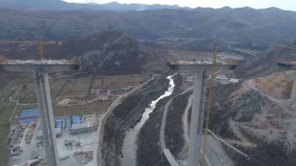 Construção de uma ponte de uma nova estrada através do desfiladeiro Moraca em Montenegro — Vídeo de Stock