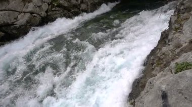 hızlı hareket eden bir akışı dağ Nehri