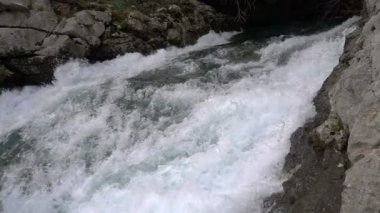 hızlı hareket eden bir akışı dağ Nehri