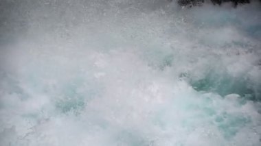 hızlı hareket eden bir akışı dağ Nehri