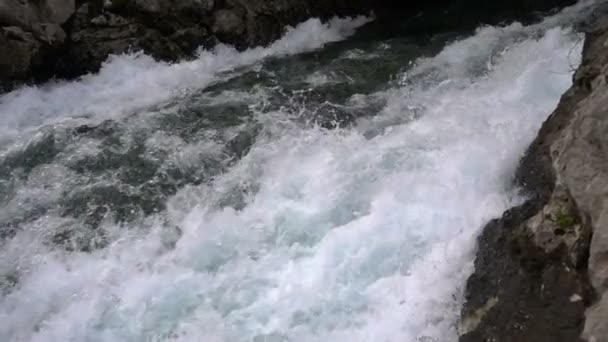 un ruisseau rapide de la rivière de montagne 