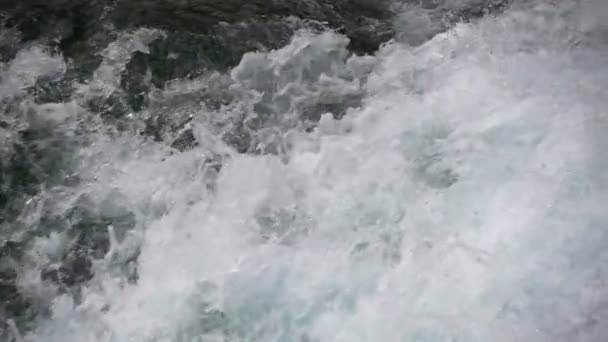 un ruisseau rapide de la rivière de montagne 