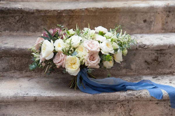 Roze en witte bruiloft boeket met david austin rozen — Stockfoto