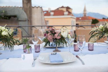 tablo bir düğün yemeği için restoranın terasında ayarla