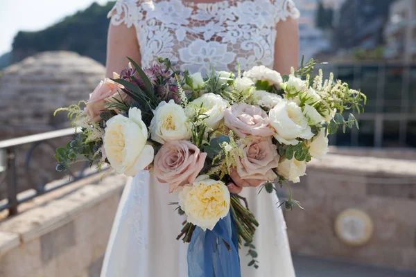 A noiva está segurando um buquê de casamento rosa e branco com david austin roses — Fotografia de Stock