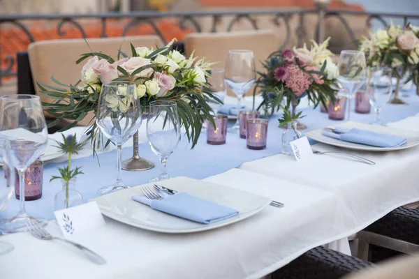 Table set for a wedding dinner on the terrace of the restaurant — Stock Photo, Image