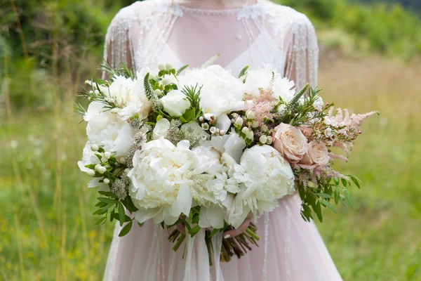 Bukiet ślubny z białych piwonia i róże — Zdjęcie stockowe
