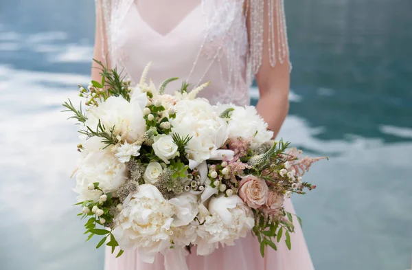 Bouquet de mariage avec pivoine blanche et roses — Photo