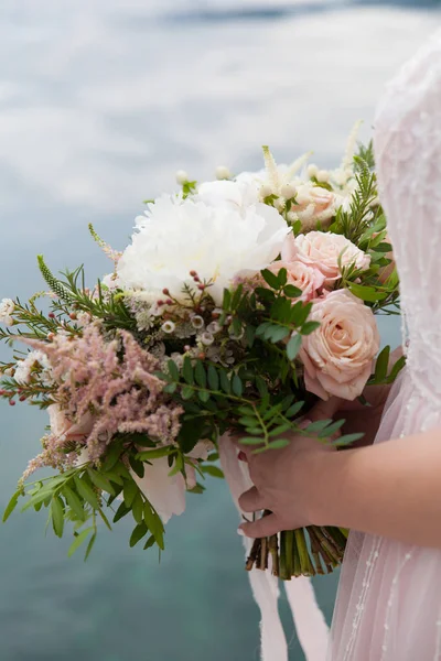 Bryllupsbukett med hvite ponni og roser – stockfoto