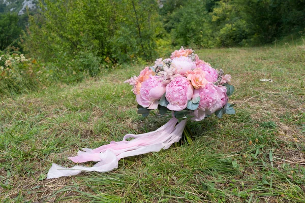 Ramo de boda de peonías rosadas atadas con cintas — Foto de Stock