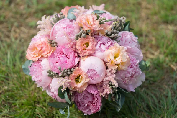 Ramo de boda de peonías rosadas atadas con cintas — Foto de Stock