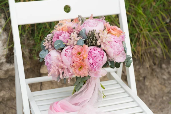 Hochzeitsstrauß aus rosa Pfingstrosen mit Schleifen gebunden — Stockfoto