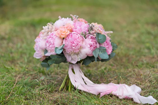 Hochzeitsstrauß aus rosa Pfingstrosen mit Schleifen gebunden — Stockfoto