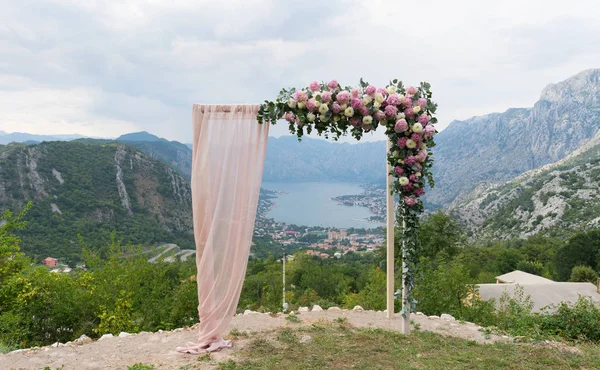Bellissimo arco di nozze in legno decorato con fiori — Foto Stock