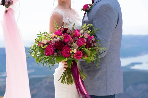 Bouquet luminoso di vari fiori rossi e rosa — Foto Stock
