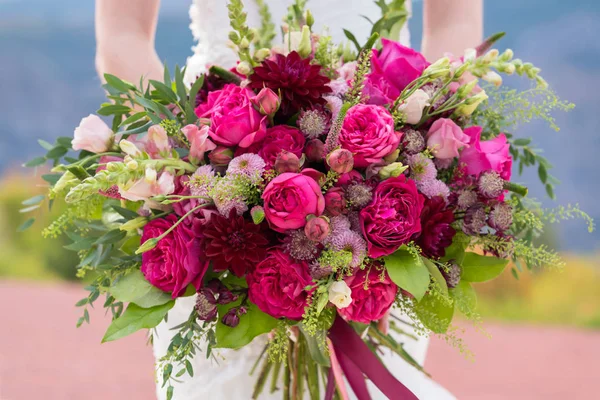 Ramo brillante de varias flores rojas y rosadas —  Fotos de Stock