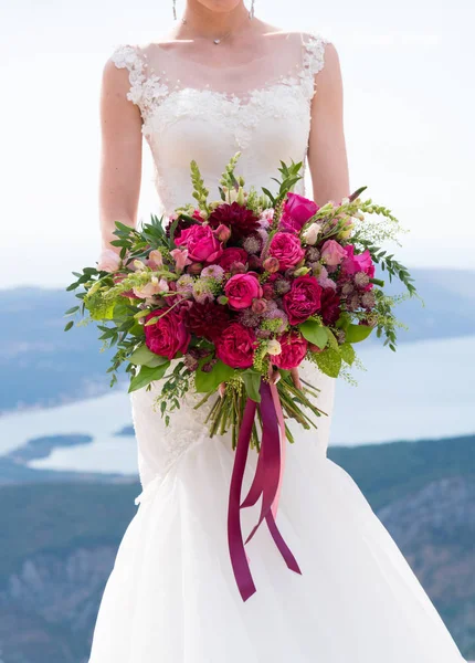 Bouquet luminoso di vari fiori rossi e rosa — Foto Stock