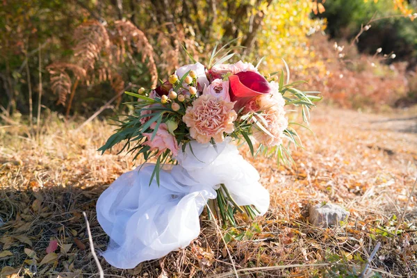 Bruiloft boeket van verschillende bloemen in peach kleuren — Stockfoto