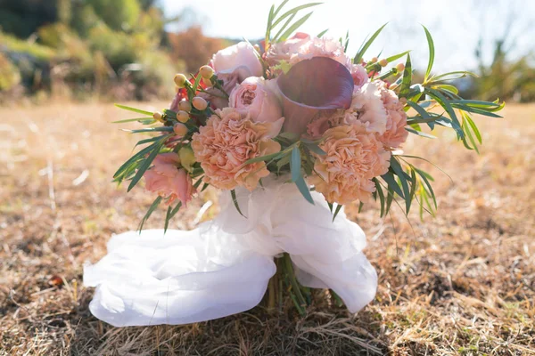 Ramo de boda de varias flores en tonos melocotón — Foto de Stock