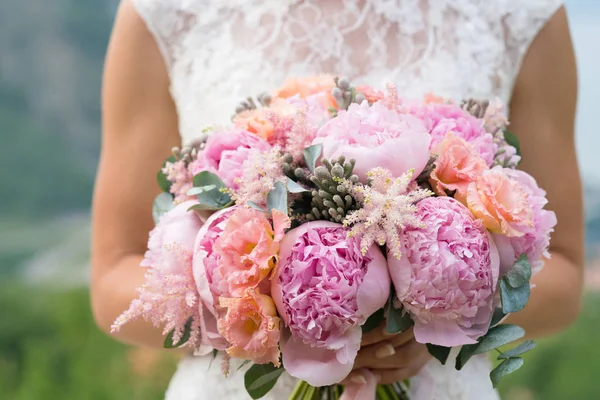 Buket pernikahan dari eustoma dan peonies merah muda — Stok Foto