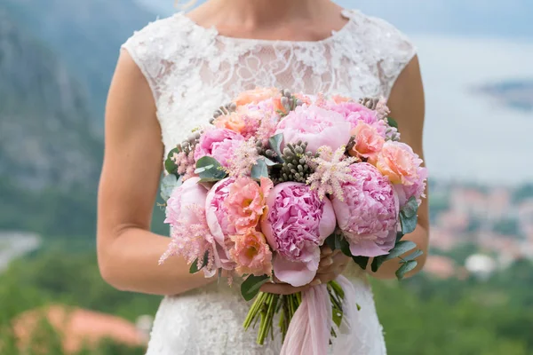 Wedding bouquet of eustoma and pink peonies — Stock fotografie