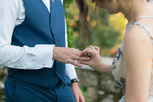 Bride puts a ring on the grooms finger — Stock Photo, Image