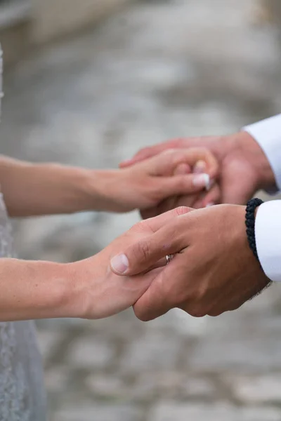 Wedding couple hold each others hands details — Stock Photo, Image