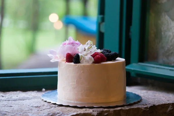 Pastel de boda casero decorado con flores y frutas —  Fotos de Stock