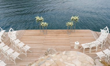 Modern arka plan denizin üzerinde çiçekli düğün töreni için standları