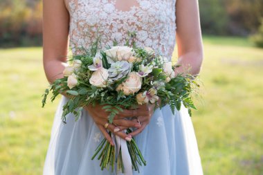 Gelin bir rustik düğün buket succulents çiçek ve yeşillik ile düzenliyor