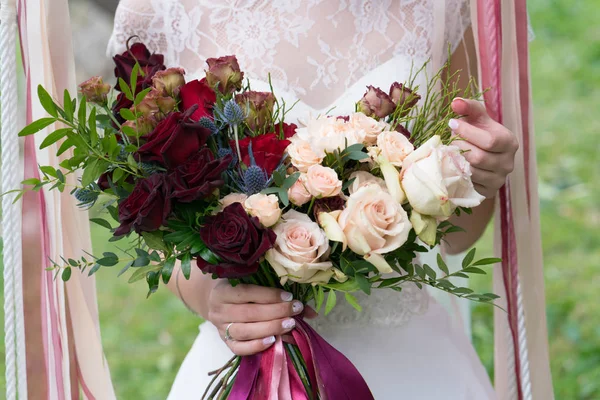 Красно Розовый Свадебный Букет Роз Зелени Руках Невесты Закрыть — стоковое фото
