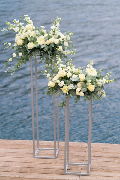 Soportes modernos con flores en el fondo del mar para la ceremonia de boda — Foto de Stock
