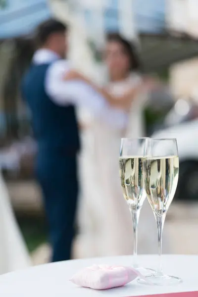 Two glasses of champagne for the newlyweds on the table — Stock Photo, Image