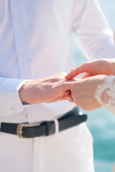 Bride puts a ring on the grooms finger — Stock Photo, Image