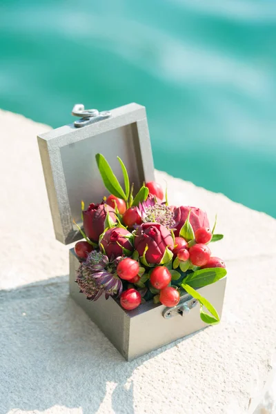 Ataúd para anillos de boda con flores frescas para la ceremonia — Foto de Stock