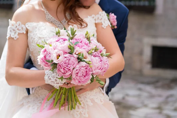 Wedding bouquet of pink peonies in the hands of the bride — Stock Photo, Image