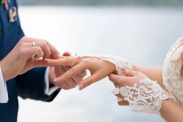 The groom puts the ring on the brides finger — Stock Photo, Image