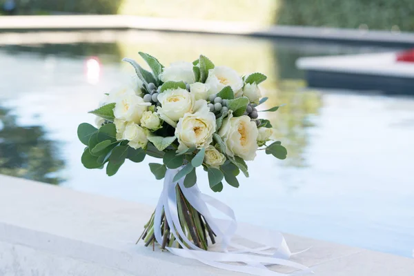 Hochzeitsstrauß aus weißen Rosen und viel Grün — Stockfoto