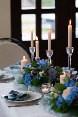 Tablo restoranda bir düğün yemeği için dekore edilmiştir.