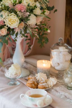 taze çiçeklerle dekore edilmiş ve çay içmek için hizmet tablo