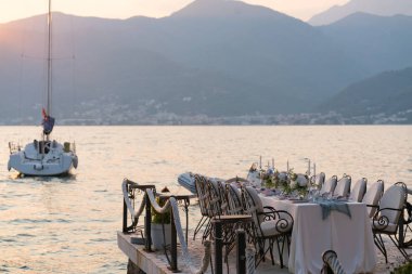 Tablo çiçeklerle düğün yemeği için dekore edilmiş