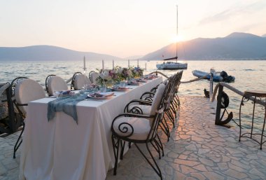 Tablo çiçeklerle düğün yemeği için dekore edilmiş